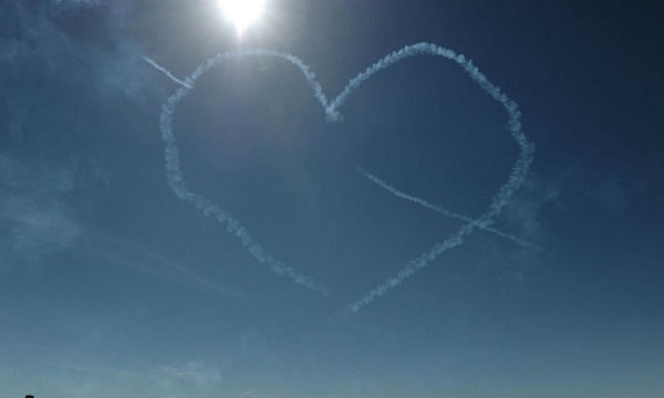 Allemagne: le pilote d`un avion modifie sa trajectoire pour dessiner dans le ciel