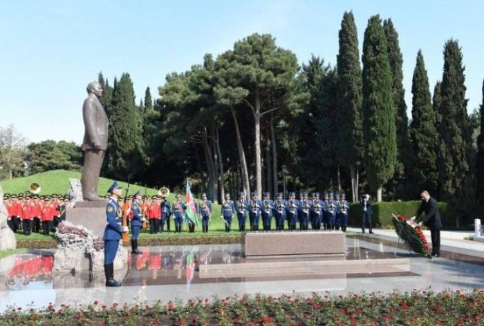 Ilham Aliyev besucht das Grabmal des Nationalleaders Heydar Aliyev 