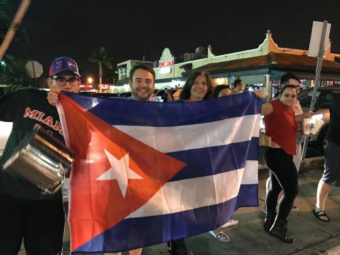 Cubanos salen a las calles de Miami a festejar la muerte de Fidel Castro