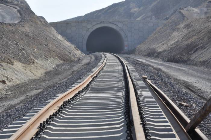 Por la ferrocarril Bakú-Tiflis-Kars se envió el primer material de mercancias