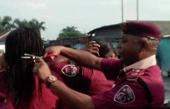 Nigeria: un agent de sécurité coupe les cheveux de ses collègues femmes et fait scandale