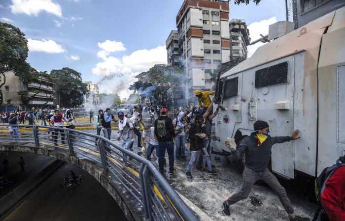 Fuerza pública venezolana dispersa a manifestantes que intentaban cerrar vías en Caracas