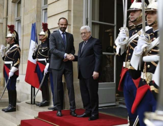 عباس من باريس: نسعى لصفقة سلام تاريخية