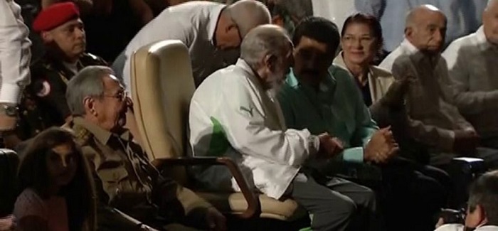 Fidel Castro asiste a celebración por sus 90 años.
