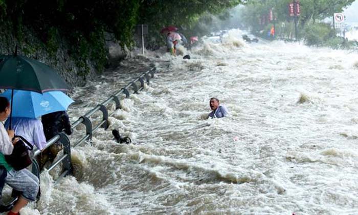 Typhoon roars into south China, killing 8