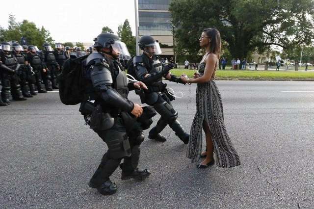 Cette jeune femme est devenue un véritable symbole de paix contre les violences policières
