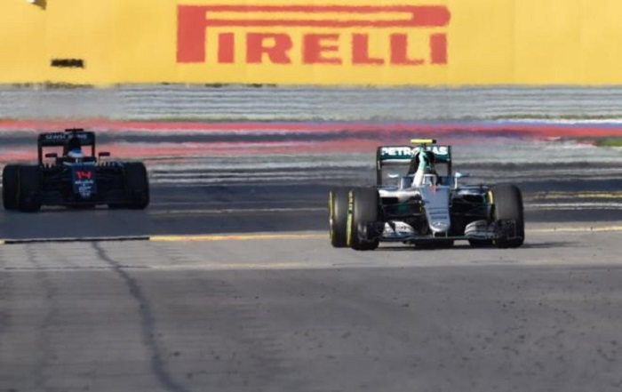 Rosberg agiganta su reino; Alonso caza su primer botín