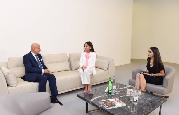 Erste Vizepräsidentin Mehriban Aliyeva trifft mit ISESCO-Generaldirektor zusammen