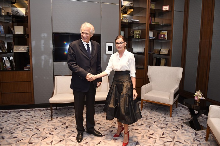 First Lady Mehriban Aliyeva trifft mit Expremierminister Frankreichs zusammen