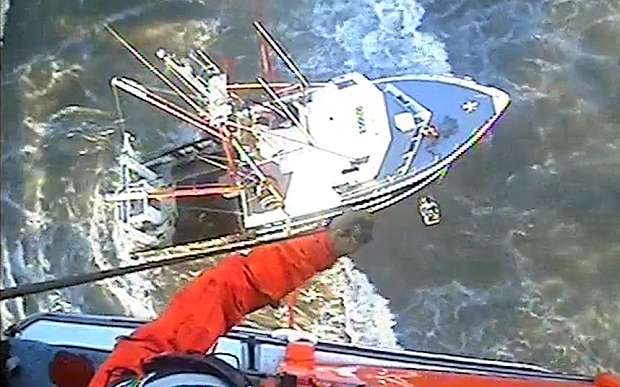 US Coast Guard rescues crew from overturned fishing boat off New York - VIDEO