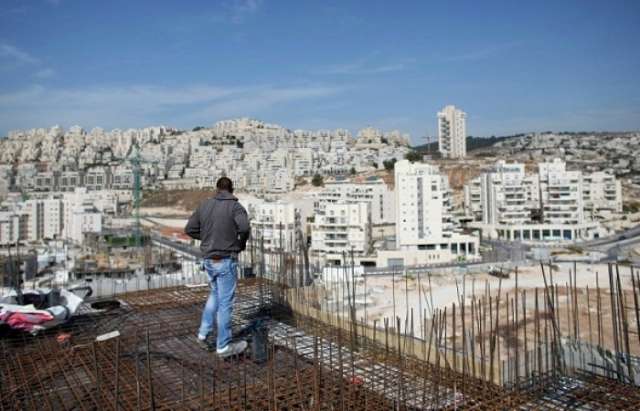 Fuerzas israelíes evacúan y demuelen varias casas en una colonia judía en Cisjordania