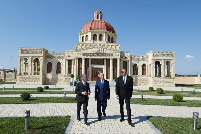 Präsident Ilham Aliyev besucht Flaggenplatz in Khachmaz