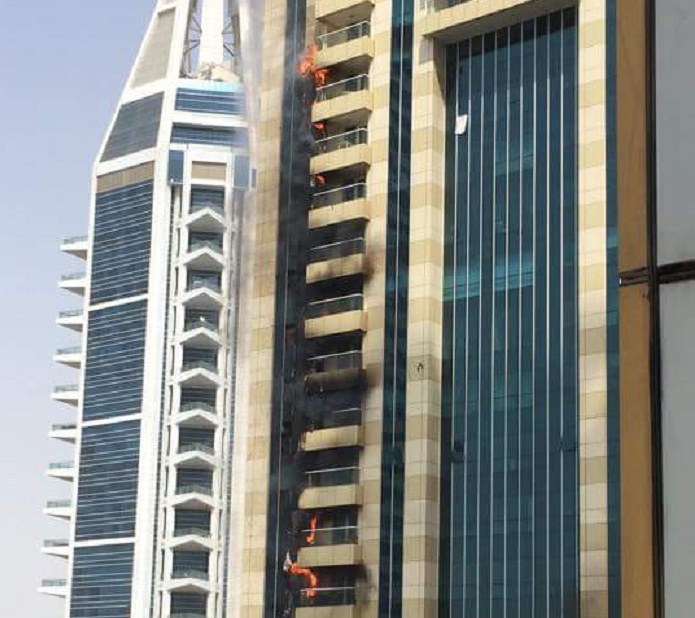 Dubaï : un gratte-ciel de 75 étages livré aux flammes 