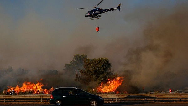 Hollande promet de retrouver les auteurs des incendies