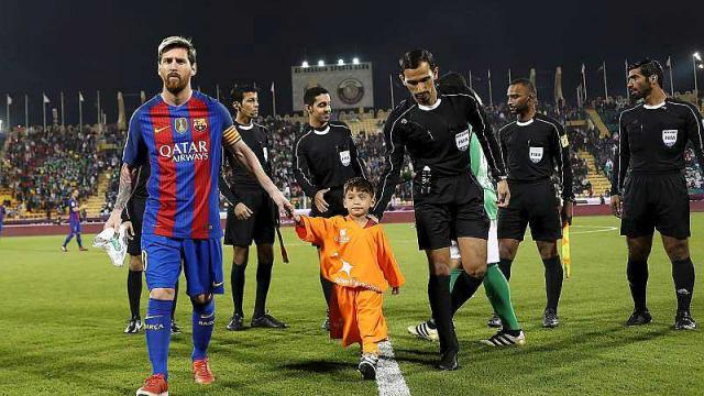 Le jeune fan afghan ne lâche plus Lionel Messi - VIDEO