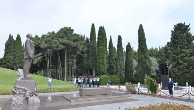 Foreign Ministry officials pay respect to national leader Heydar Aliyev and Azerbaijani martyrs