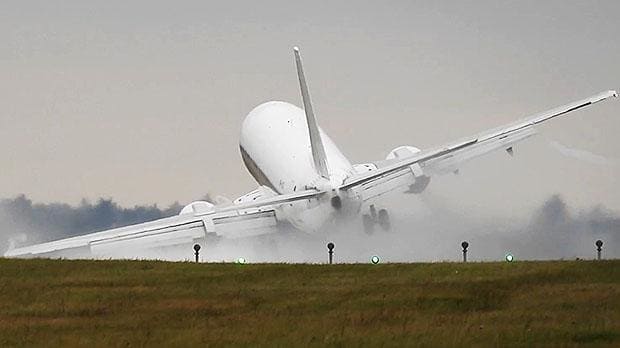 Strong crosswinds cause tricky landing for Boeing plane at Prague airport