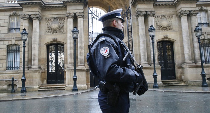 Attentats en France: Cazeneuve défend l`action de l`Etat