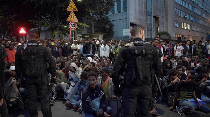Francia desmantela un campamento de inmigrantes en París