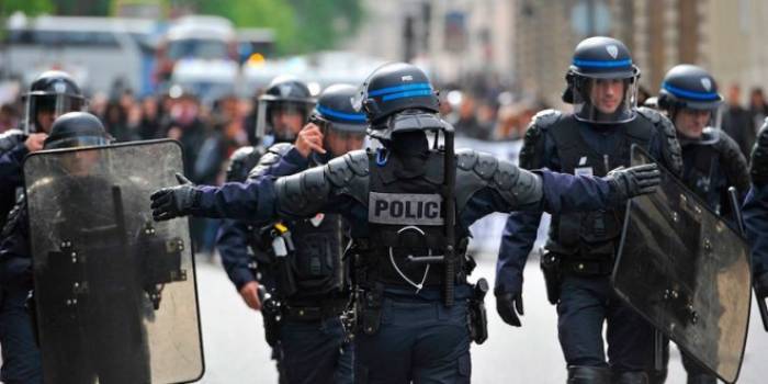 Fransada polis 6 nəfəri güllələyib