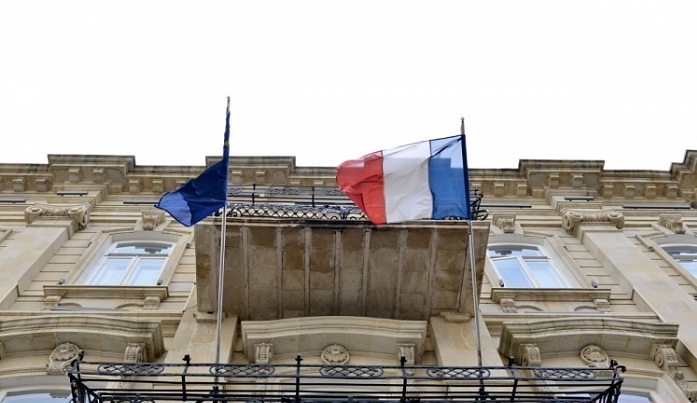 Visite à l`ambassade de France à Bakou dans le cadre des attaques terroristes à Paris