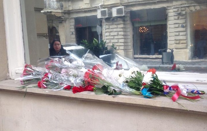 Les azerbaidjanais apportent des fleurs en mémoire des victimes des attentats terroristes 