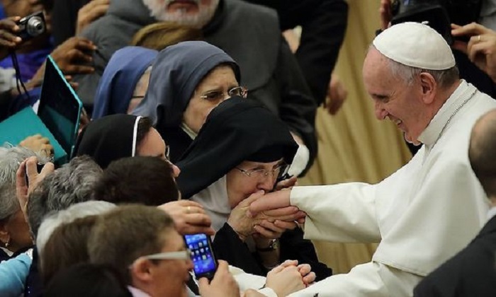 Papst Franziskus betet in Moschee: „Christen und Muslime sind Brüder“