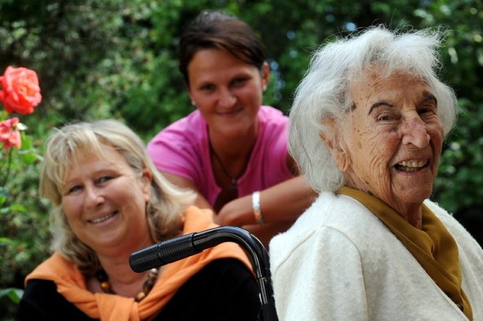 Alternde Bevölkerung: Forscher warnen vor Riesenlücke bei stationärer Pflege