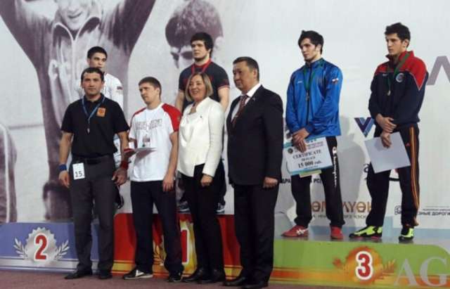 Young Azerbaijani freestyle wrestlers win two medals in Yakutsk