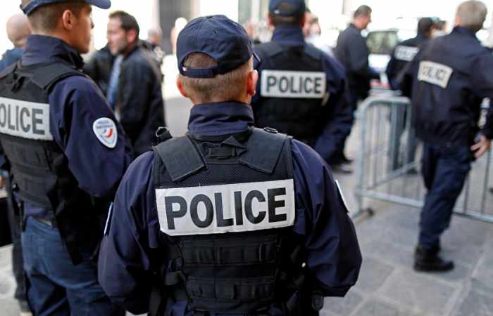 Man arrested at Paris train station after threatening police with knife
