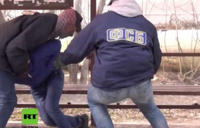 Moskau: FSB-Beamte ergreifen mit Handgranate bewaffneten Terrorverdächtigen an Bushaltestelle
