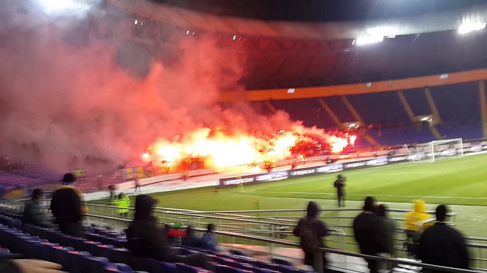 Dutzende Bewaffnete stürmen Fußballspiel