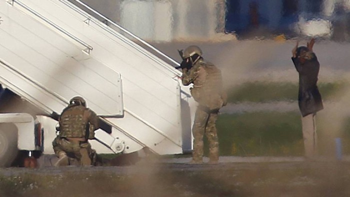 Los gadafistas que han secuestrado un avión libio liberan a los rehenes y se rinden