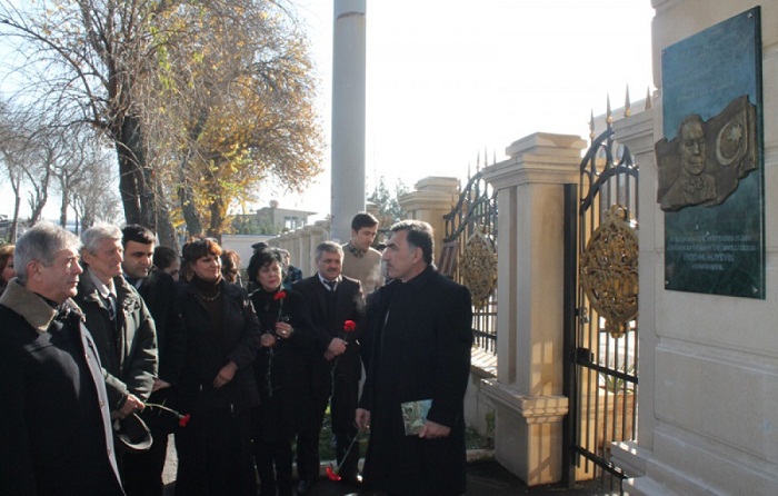 Gedenktafel zum Gedenken an großen Leader Heydar Aliyev in Taschkent