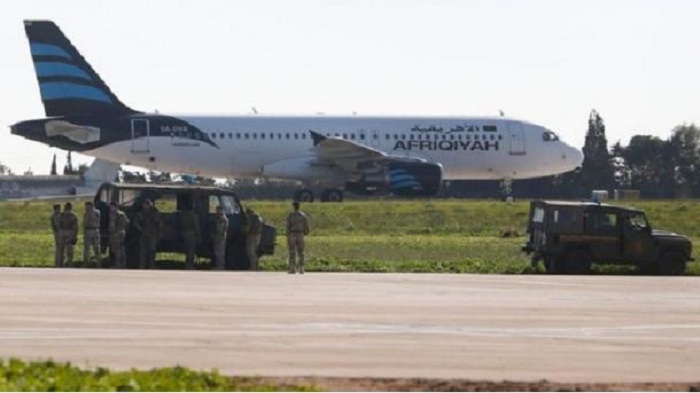 Geiseln verlassen entführtes libysches Flugzeug - LIVE