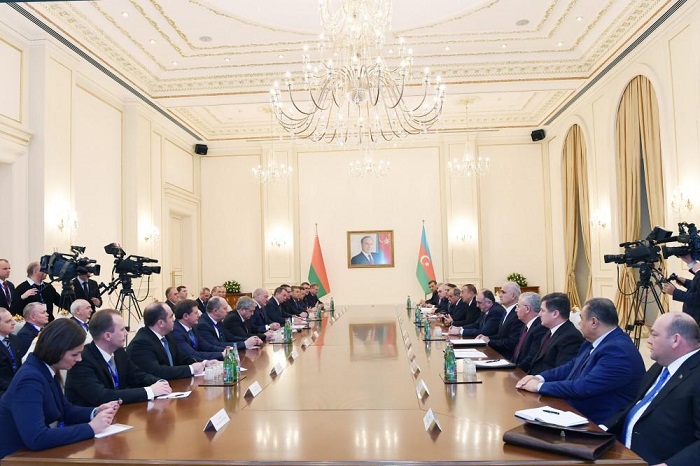 Se ha mantenido el encuentro entre los presidentes azerbaiyano y bielorruso junto con las delegaciones nutridas