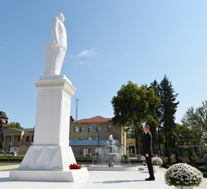 Ilham Aliyev ist zu einem Besuch im Rayon Geoktschai angekommen