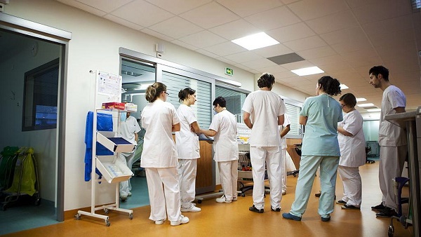 France: les infirmiers et aides-soignants dans la rue