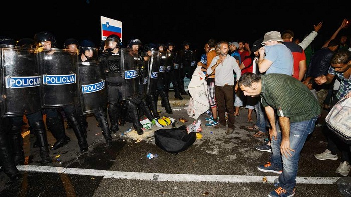 Slovenia Police Use Pepper Spray On Migrants At Croatia Border - VIDEO