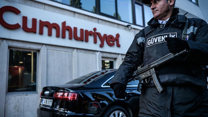 Turquía arresta a 13 periodistas y despide a más de 10.000 funcionarios