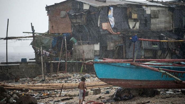 Miles de evacuados y pasajeros varados en Filipinas por tifón
