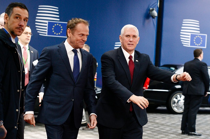 Pence intenta controlar los daños en el exterior, pero los aliados siguen siendo cautelosos