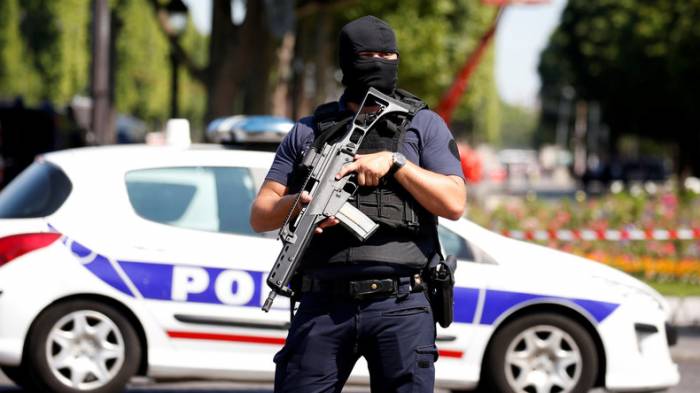 Vier Familienmitglieder des Champs-Élysées-Angreifers in Gewahrsam