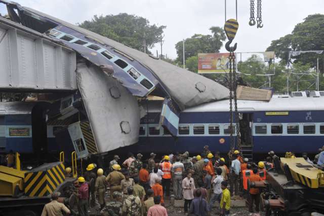 At Least 13 Die as Train Hits Car in Eastern India