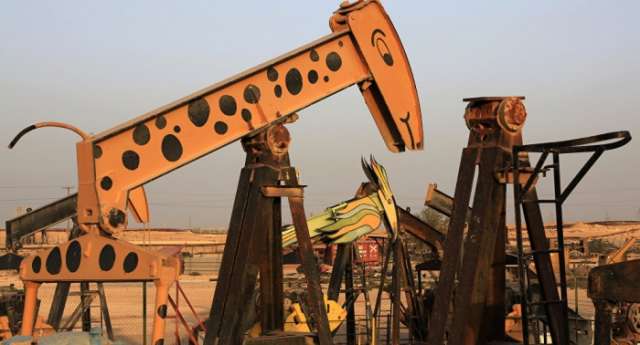 النفط يهبط من أعلى مستوى منذ 2015 وسط شكوك بشأن صعوده
