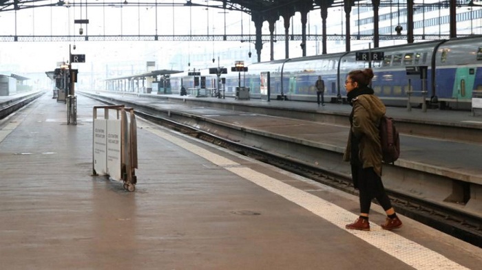 Des manifestants empêchent tout départ de train de la Gare de Lyon à Paris
