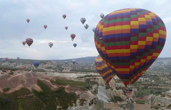 Un globo de aire con turistas extranjeros cae en Capadocia