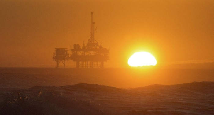 Arde una plataforma petrolífera en el golfo de México 