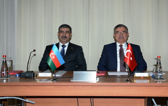 Azerbaijani defense minister meets with Turkish counterpart in Istanbul