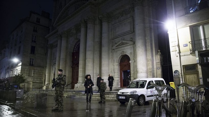 Muslime bewachen Weihnachtsgottesdienste in Frankreich